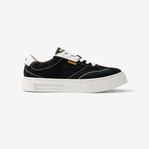 baskets en toile noire avec semelle blanche, style Vans
