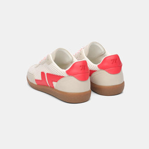 Vue arrière des baskets vegan blanches Delta en Cordura, détail de la semelle et finition arrière.