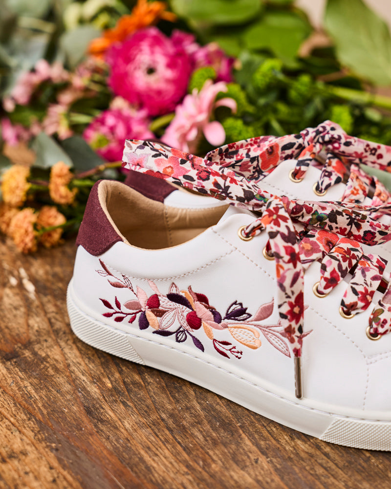 baskets en cuir vegan brodées de motifs floraux, marque Minuit sur Terre