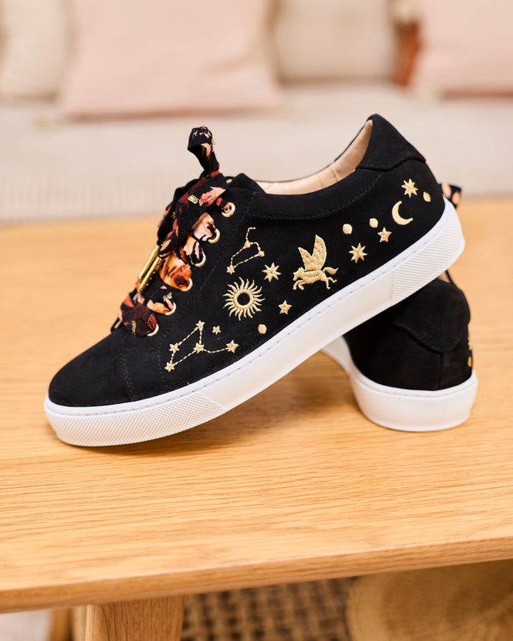baskets en cuir vegan brodées de motifs astraux, marque Minuit sur Terre