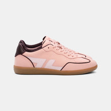Load image into Gallery viewer, Baskets roses Delta Rose, vue de profil féminine et tendance, idéal pour un look doux et responsable.