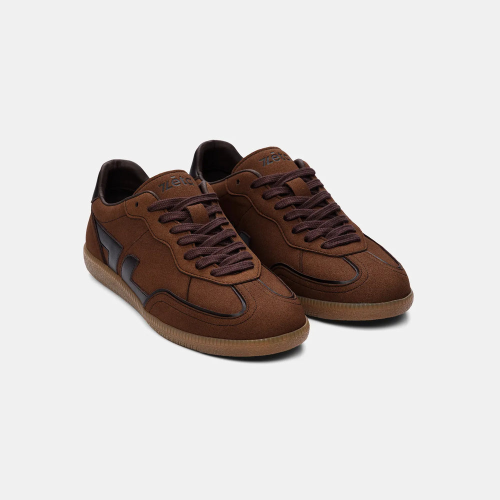 Vue de face des baskets vegan marron Delta Nuts, style intemporel et conception écoresponsable.
