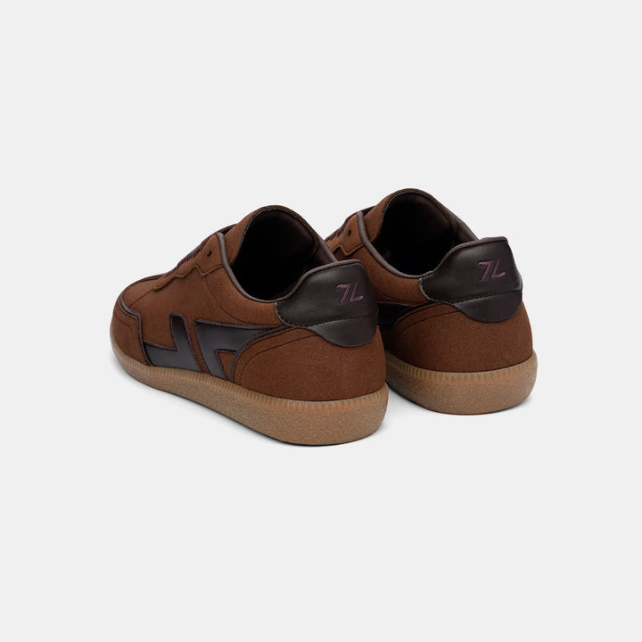 Vue arrière des baskets marron Delta Nuts, détaillant la semelle contrastée et le logo discret.