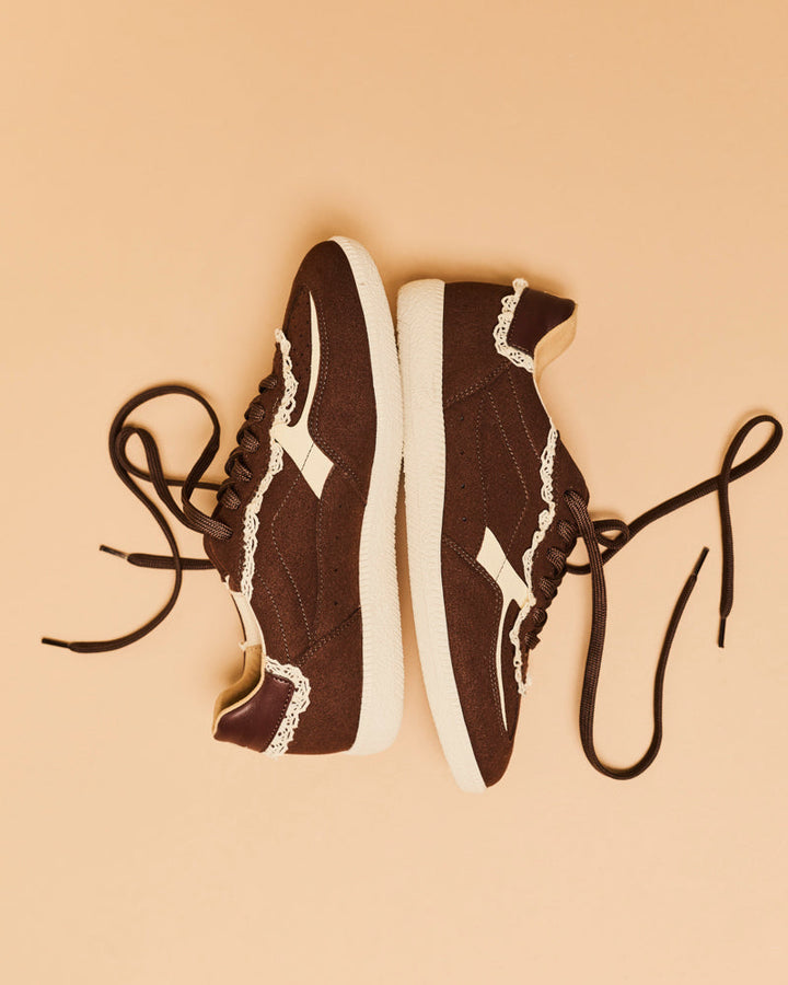 Baskets vegan de la marque Minuit sur Terre, modèle Rive Choco Dentelle