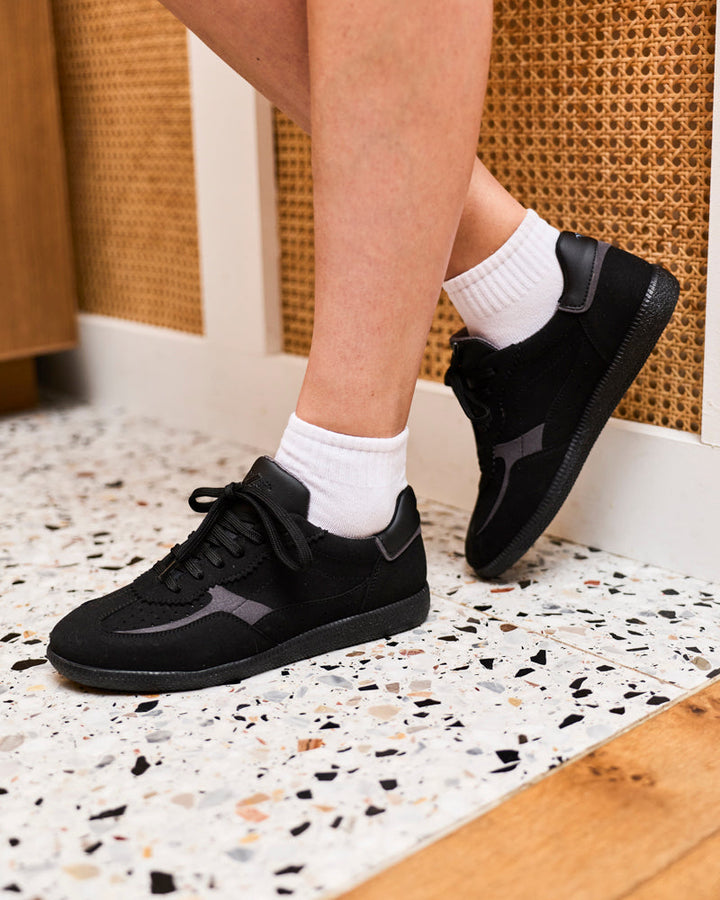 Baskets vegan de la marque Minuit sur Terre, modèle Rive Noir