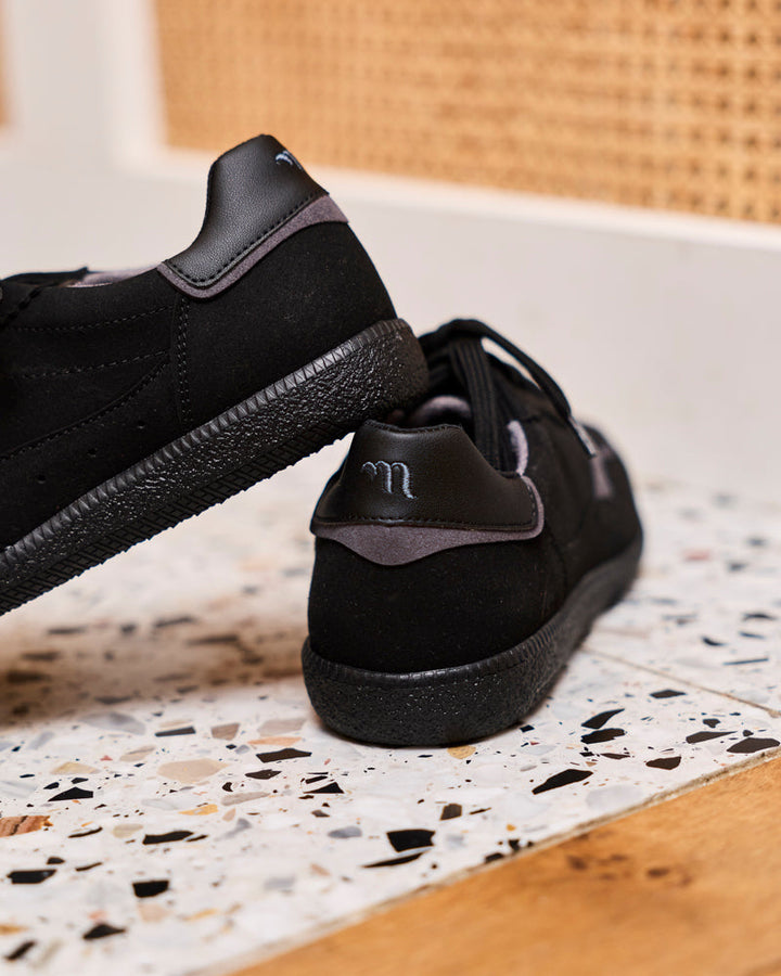 Baskets vegan de la marque Minuit sur Terre, modèle Rive Noir