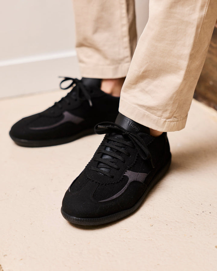 Baskets vegan de la marque Minuit sur Terre, modèle Rive Noir