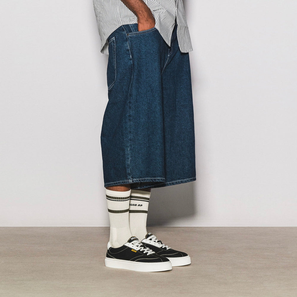 baskets en toile noire avec semelle blanche, style Vans