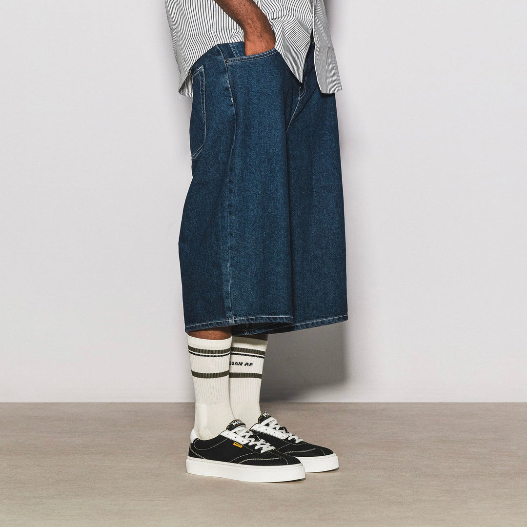 baskets en toile noire avec semelle blanche, style Vans