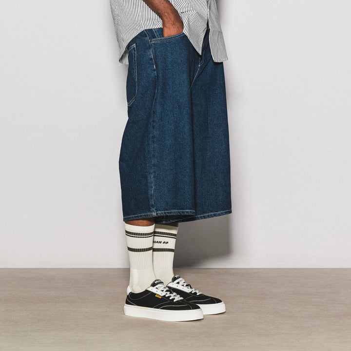 baskets en toile noire avec semelle blanche, style Vans