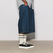 Load image into Gallery viewer, baskets en toile noire avec semelle blanche, style Vans