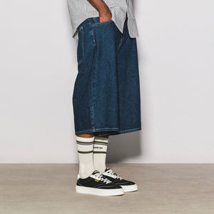 baskets en toile noire avec semelle blanche, style Vans