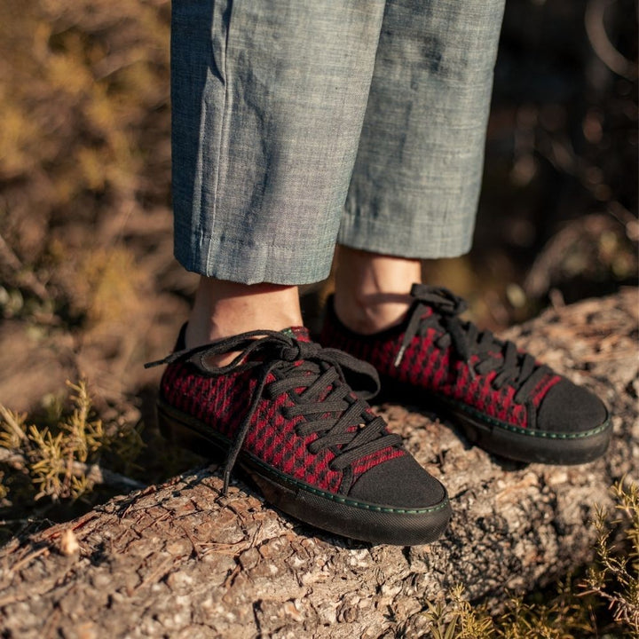 baskets à motifs carreaux rouge et noir