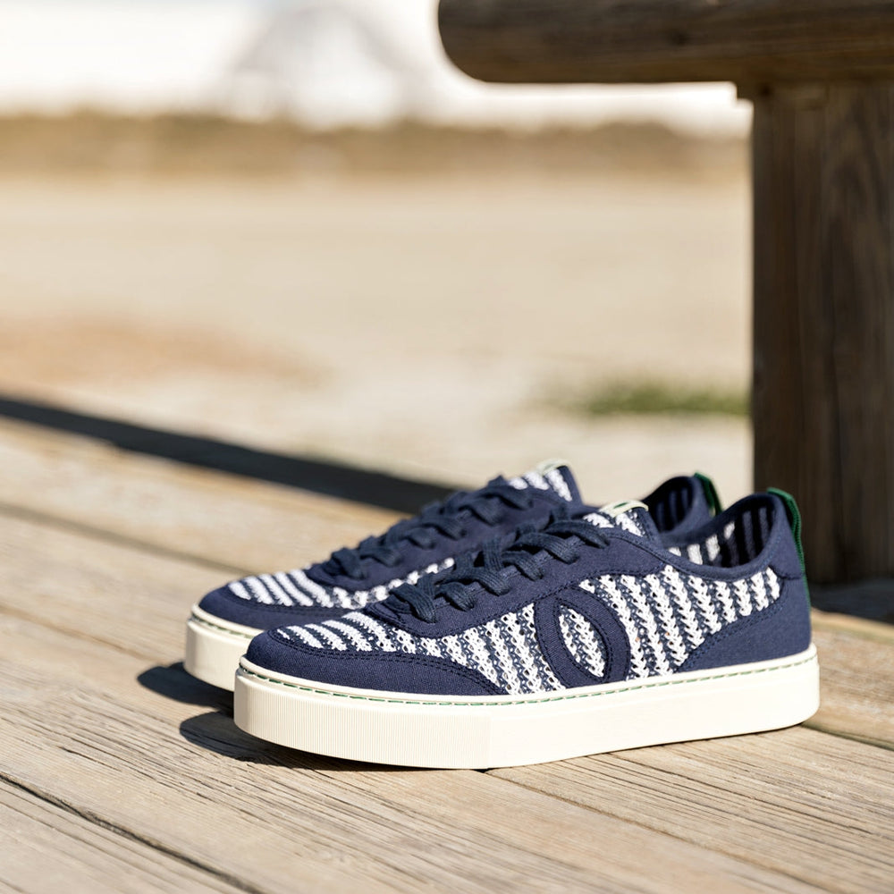 baskets à rayures bleu marine et blanche
