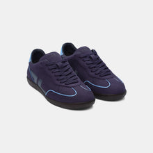 Load image into Gallery viewer, Vue de face des baskets bleues style rétro, Delta Marino, silhouette dynamique et moderne.
