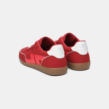 Load image into Gallery viewer, Vue arrière des baskets Delta Grenat, détail de la semelle et du talon.
