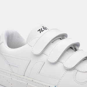 Zoom sur les baskets blanches Alpha avec fermeture à scratchs, finitions soignées et matériaux recyclés