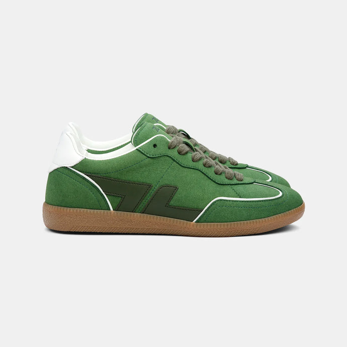 Baskets Vegan Delta Vert, vue de profil mettant en avant leur silhouette sportive et  retro vintage.