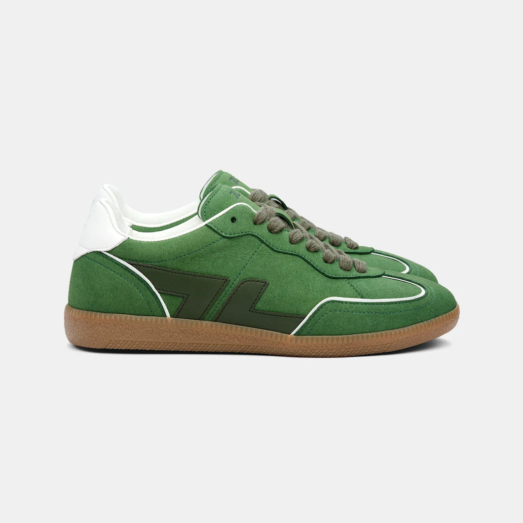 Baskets Vegan Delta Vert, vue de profil mettant en avant leur silhouette sportive et  retro vintage.