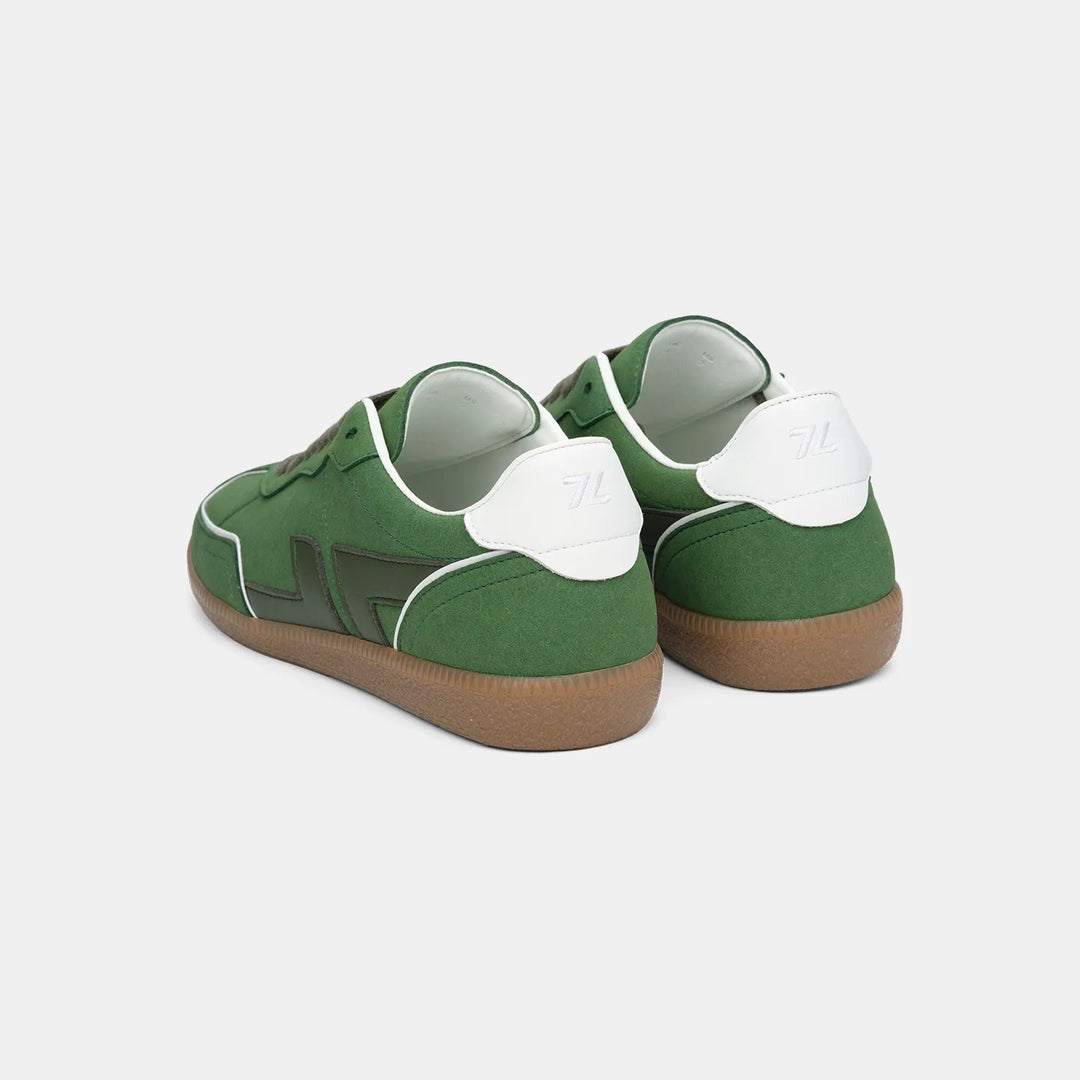 Vue arrière des baskets Delta Vert, semelle contrastée et finitions soignées.
