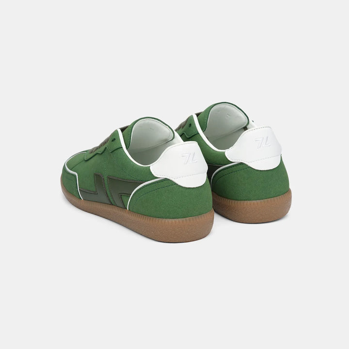 Vue arrière des baskets Delta Vert, semelle contrastée et finitions soignées.