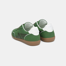 Load image into Gallery viewer, Vue arrière des baskets Delta Vert, semelle contrastée et finitions soignées.