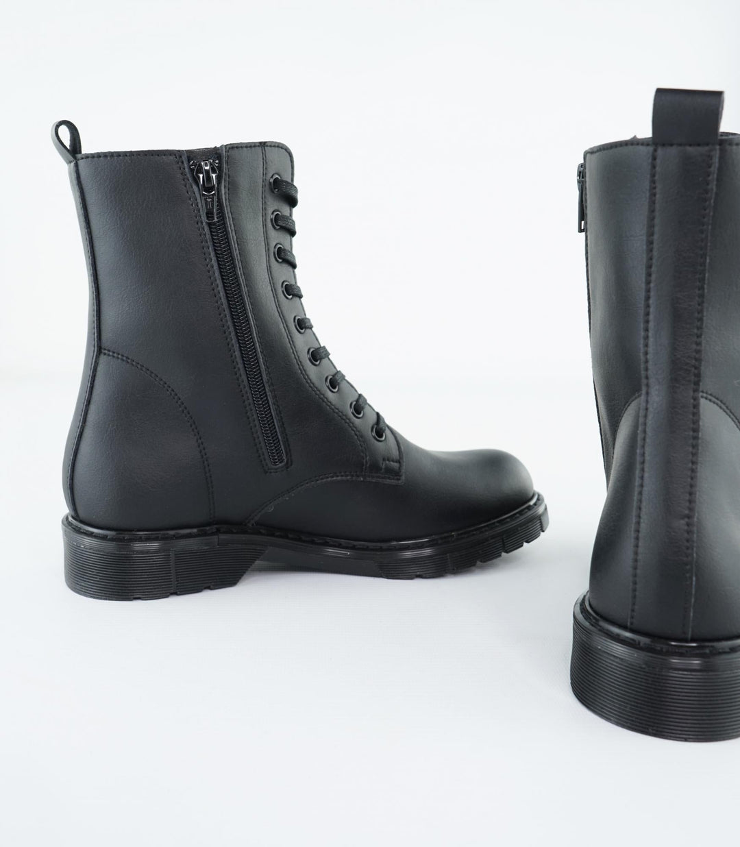 bottines noire à lacet en cuir vegan