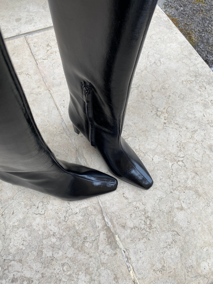 bottes vegan élégantes noires vernies à talon