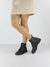 Load image into Gallery viewer, bottines ecoresponsable noires à lacets