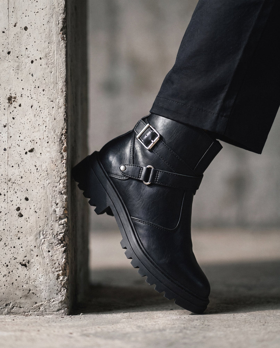Bottines style motarde noire en cuir vegan