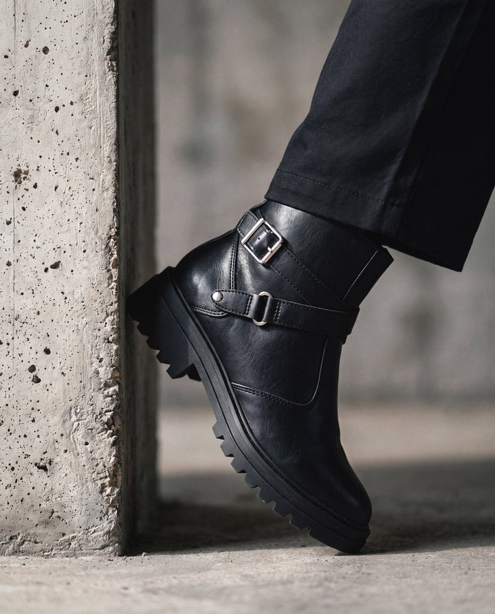 Bottines style motarde noire en cuir vegan