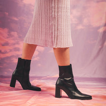 Load image into Gallery viewer, Bottines noires à talons de 7cm