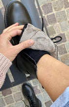 Load image into Gallery viewer, Bottines noirs vegan fourrées