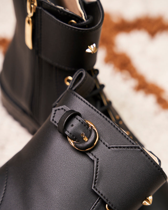 Bottines vegan à lacets de la marque Minuit sur Terre, modèle Jupiter Noir