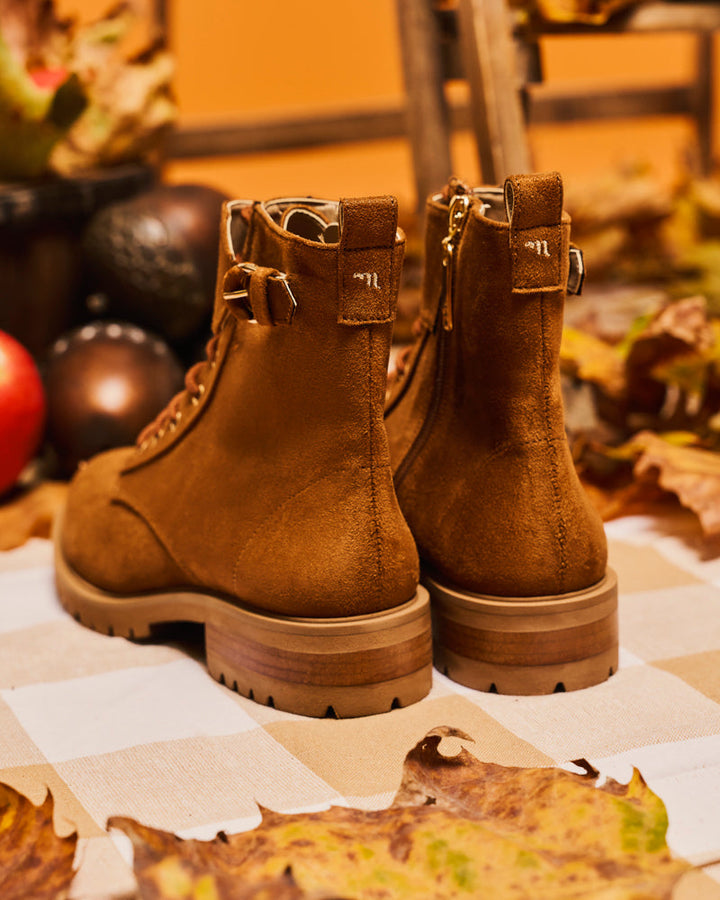 Bottines vegan à lacets de la marque Minuit sur Terre, modèle Jupiter Noisette
