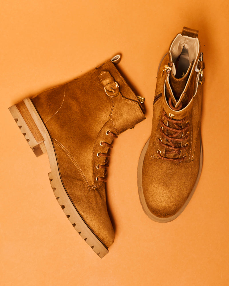 Bottines vegan à lacets de la marque Minuit sur Terre, modèle Jupiter Noisette