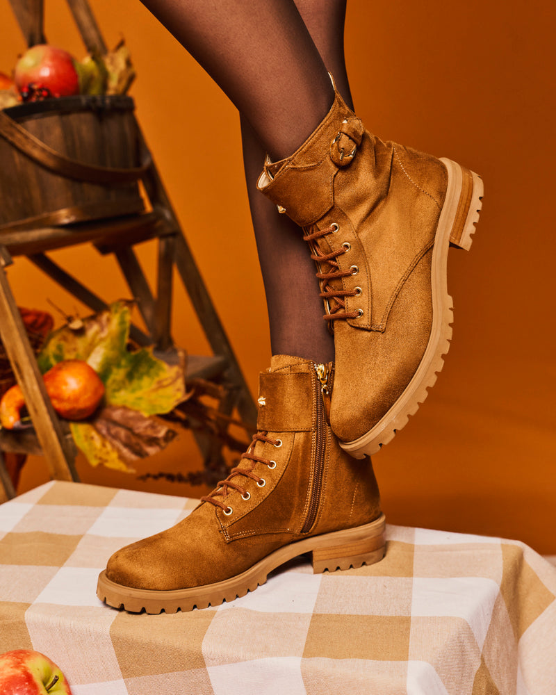 Bottines vegan à lacets de la marque Minuit sur Terre, modèle Jupiter Noisette