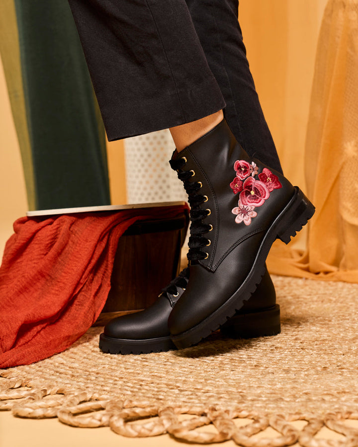 Bottines vegan Minuit sur Terre brodées, modèle Fantaisie Noir