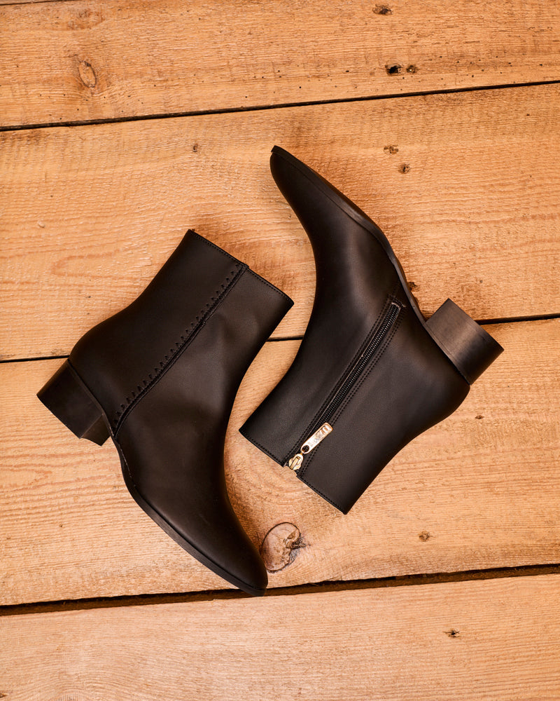 Bottines vegan à talons de la marque Minuit sur Terre, modèle Yvoire Noir