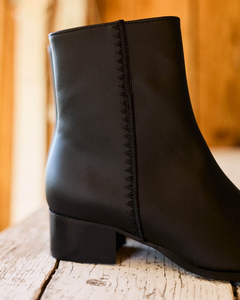 Bottines vegan à talons de la marque Minuit sur Terre, modèle Yvoire Noir