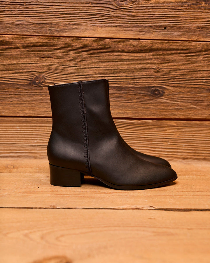 Bottines vegan à talons de la marque Minuit sur Terre, modèle Yvoire Noir