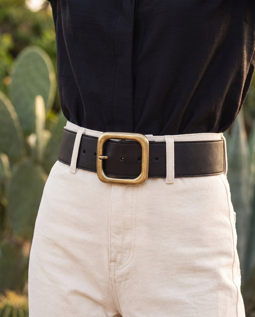 Ceinture éco-responsable noire pour femme en Desserto®, boucle carrée or antique, 4 cm de large, fabriquée en Espagne
