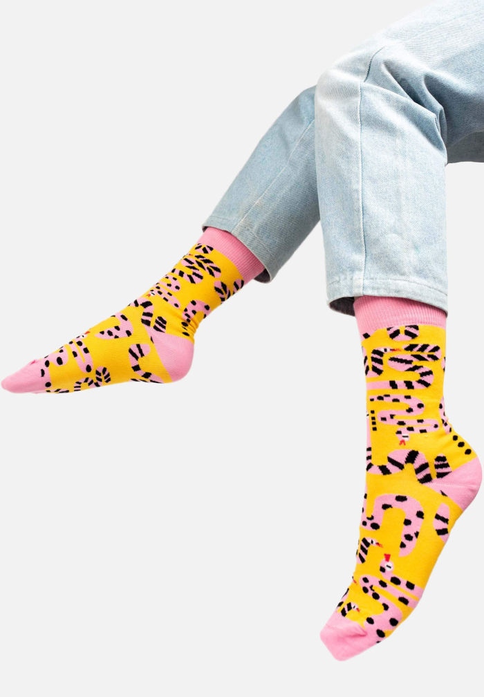 chaussettes jaune et rose avec motifs de serpents