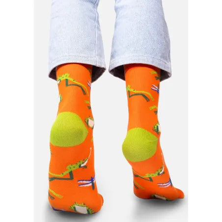 chaussettes orange et verte à motif grenouille