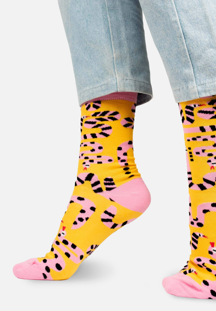 chaussettes jaune et rose avec motifs de serpents