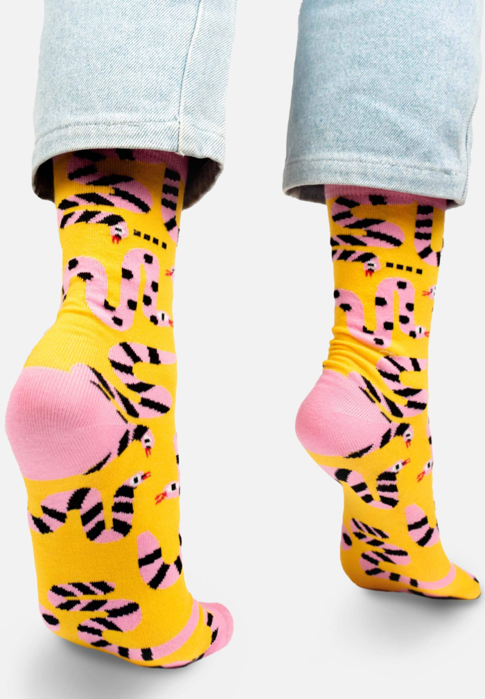 chaussettes jaune et rose avec motifs de serpents