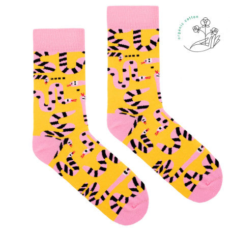 chaussettes jaune et rose avec motifs de serpents
