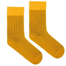 Load image into Gallery viewer, chaussettes en coton bio couleur moutarde