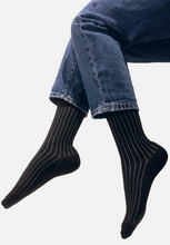Charger l&#39;image dans la galerie, chaussettes noires avec rayures blanches en coton bio