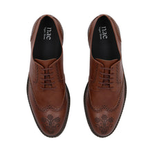 Load image into Gallery viewer, Derbies vegan pour homme marron avec motifs brogues